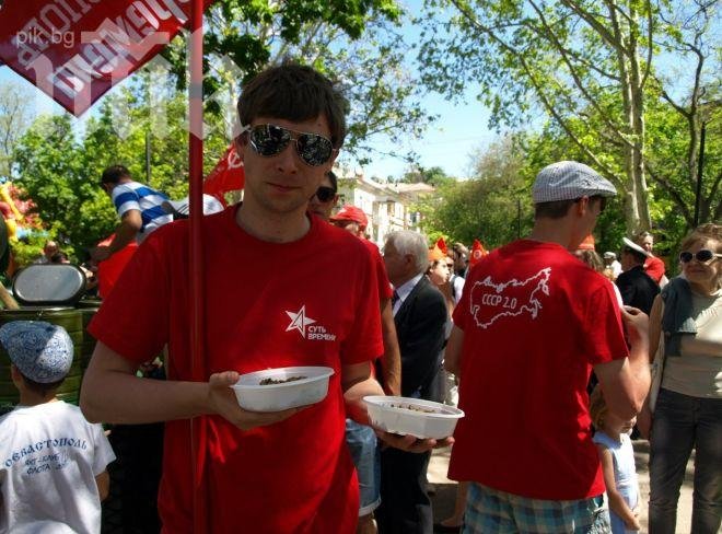 20 000 в Севастопол протестират срещу ЕС и фашизма, отказват да плащат данъци на Киев