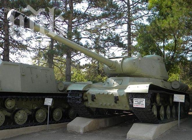 Два руски танка застанаха на видни места в Севастопол