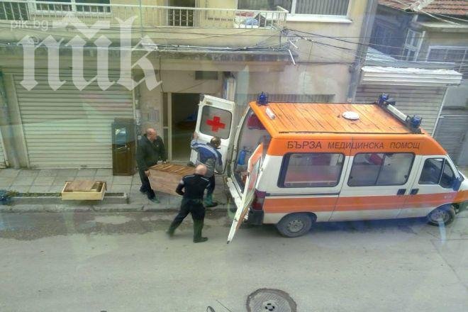 Заплашиха авторката на снимките с натоварената с гардероб линейка