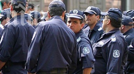 заплатите полицаите високи