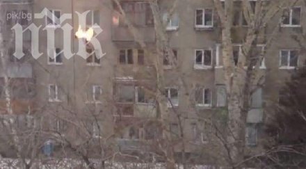 мъж запали скочи покрива етажна сграда видео
