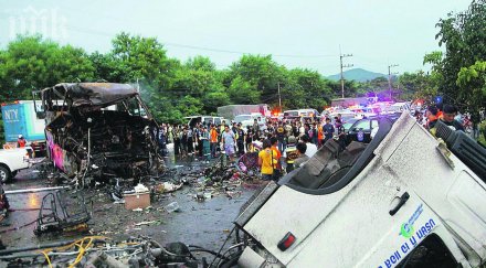 души загинаха катастрофа автобус тайланд