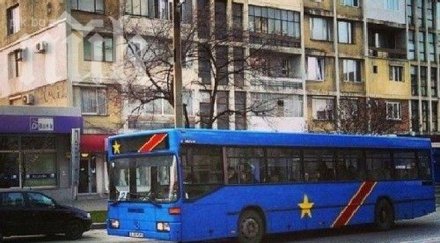 севернокорейски автобус шета улиците благоевград снимка