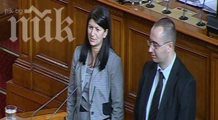 двама депутати заклеха парламента единият герб другият червен