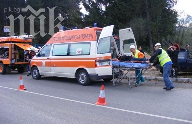 Автомобил с младежи се преобърна край Благоевград, 18-годишният шофьор е натрошен