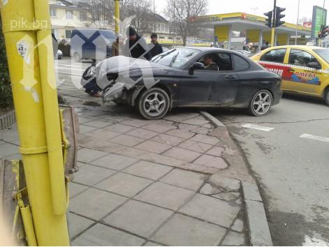 Адска сцена стил Бързи и яростни се разигра преди минути във Варна! (снимка)