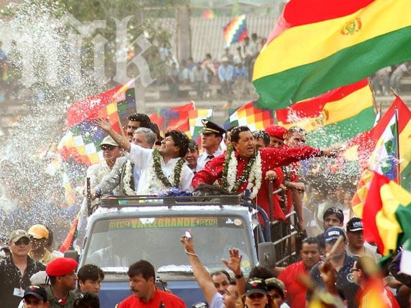 Обезглавиха статуя на Уго Чавес