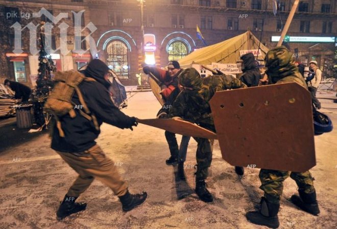 Татари запалиха флага на Русия и нахлуха в сградата на парламента на Крим