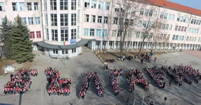 657 пернишки ученици изписаха БЪЛГАРИЯ, подредени един до друг (снимка)