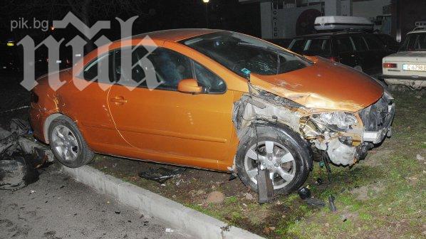 Такси и Пежо се удариха челно на столично кръстовище (снимки)

