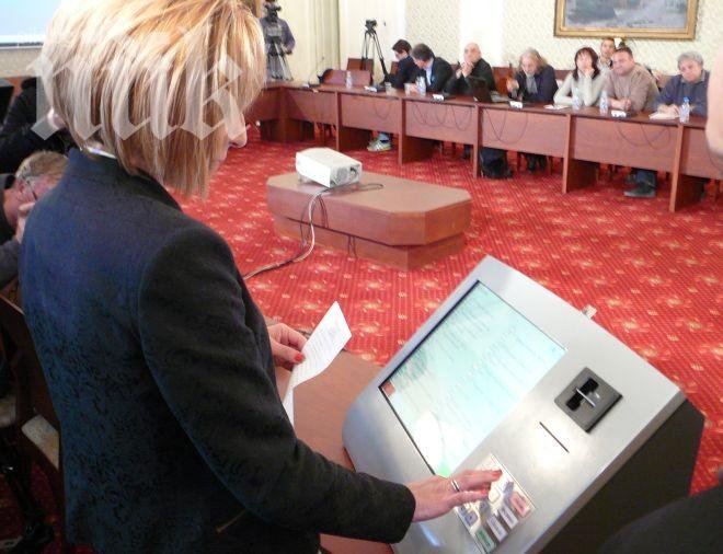Мая Манолова гласува на вандалоустойчива машина, преференциално избра Станишев