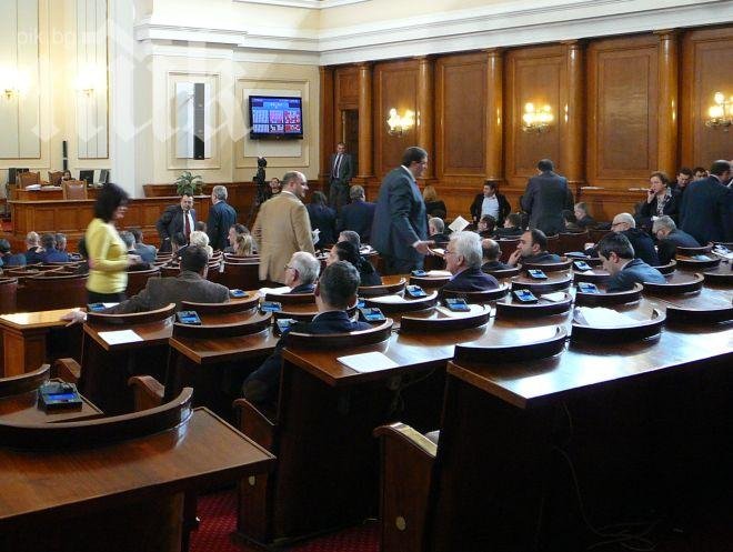 Депутатите от ГЕРБ влязоха в залата, работата на парламента започна