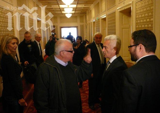 Изненада! Проф. Вучков пресрещна Волен в парламента, размаха му заплашително пръст!