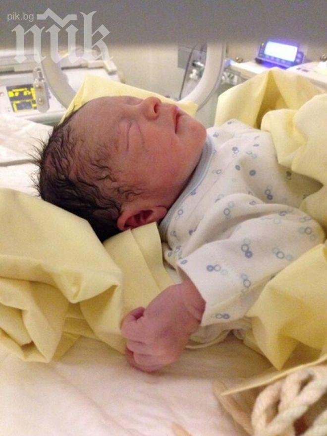 Карлос Тевес полудя от щастие, роди му се син