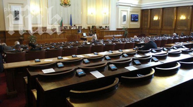 Само 15 депутати слушат отговорите на Бобева и Йовчев в парламентарния контрол