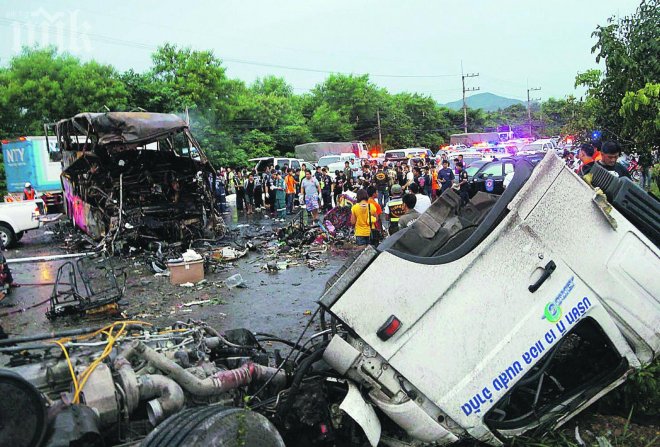 15 души загинаха при катастрофа на автобус в Тайланд