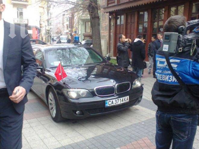 Полиция и жандармерия пазят Ахмет Давутоглу от журналисти в Пловдив