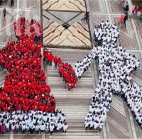 600 деца направиха жива мартеница