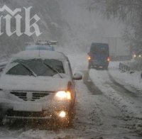 Изненада! Обилен снеговалеж по пътя Батак – Доспат, въведено е ограничение в трафика