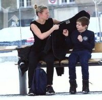 Социален експеримент: Какво ще направиш, ако видиш зъзнещо дете на спирката (видео)
