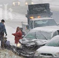 Безобразие по магистрала „Тракия”, вали обилен сняг, огромна дупка троши масово коли и пука гуми!