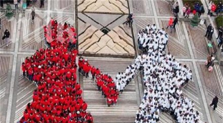 600 деца направиха жива мартеница