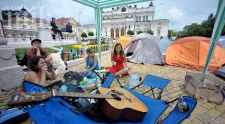 задигнали палатка протестиращите парламента