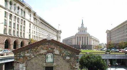 света литургия отслужват мощите света петка