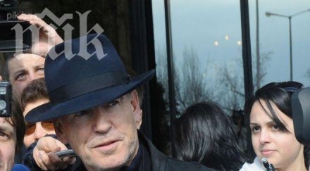 пиърс броснан кефи оркестър каручка снимка