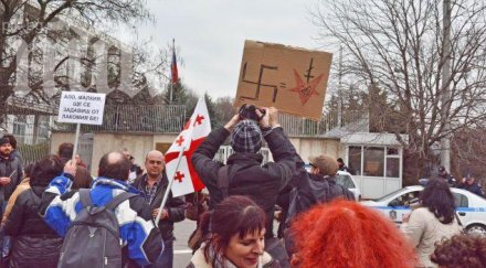 напрежение посолството русия софия арестуваха протестиращ крещящ долу ръцете украйна