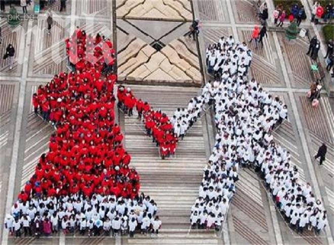 600 деца направиха жива мартеница