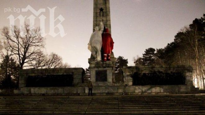 Братската могила в София осъмна като Пижо и Пенда