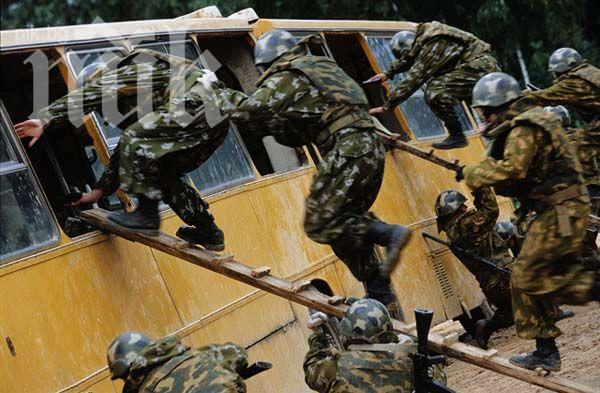 Руски спецчасти щурмуват военната част в летището Белбек 