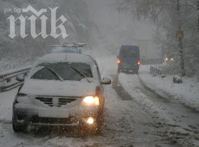 Изненада! Обилен снеговалеж по пътя Батак – Доспат, въведено е ограничение в трафика