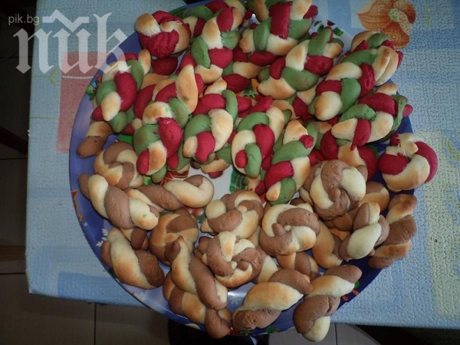 Закичиха с мартеници животните в зоопарка в Стара Загора 