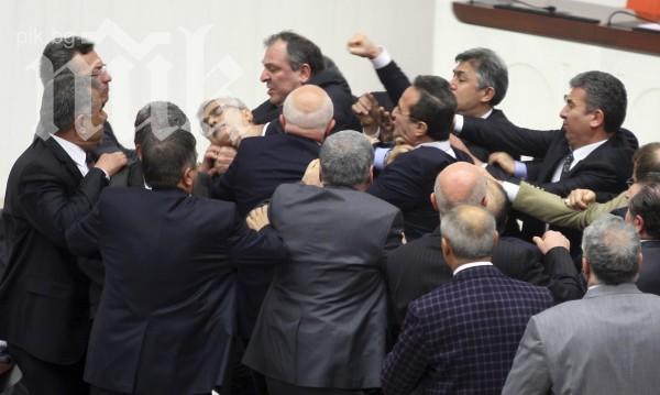 Скандал в турския парламент! Счупиха носа на депутат 