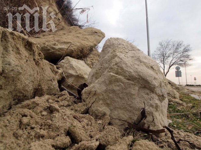 Кошмар! Свлачище затрупа път Е-79 в Кресненското дефиле! Ударен е автобус!