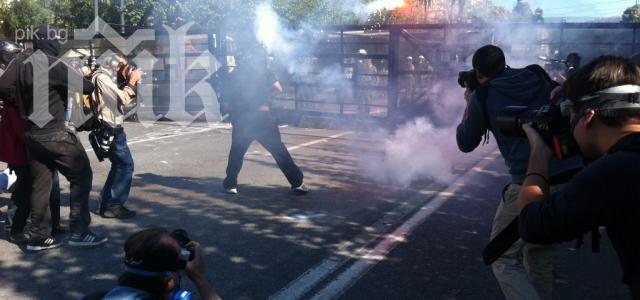 Сблъсъци между демонстранти и полиция избухнаха и в Атина