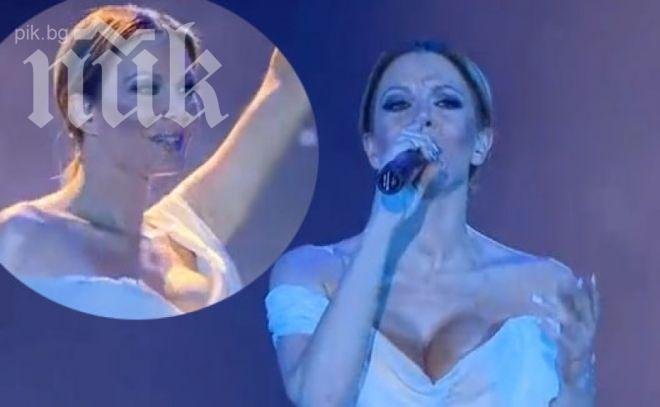 Излагация! Емилия се кипри с рокля менте на Вивиан Уестууд