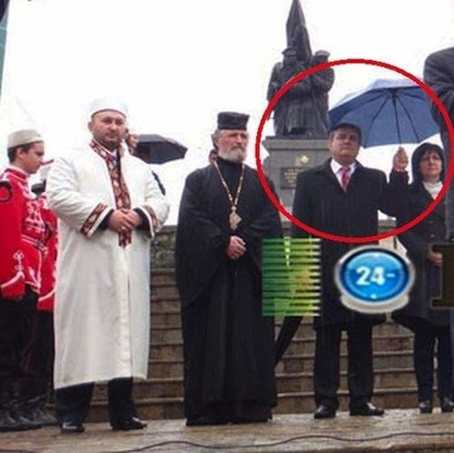 Дъждът обедини БСП и ГЕРБ под един чадър (снимка)