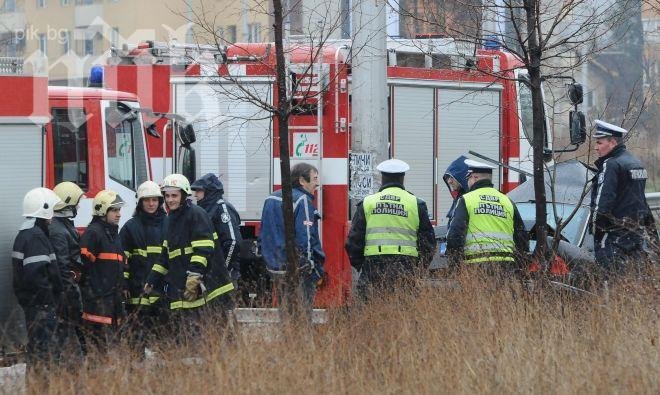 Адска катастрофа в София, автомобил се заби в бетонна стена, пожарна, линейки и полицаи са на място