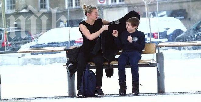 Социален експеримент: Какво ще направиш, ако видиш зъзнещо дете на спирката (видео)
