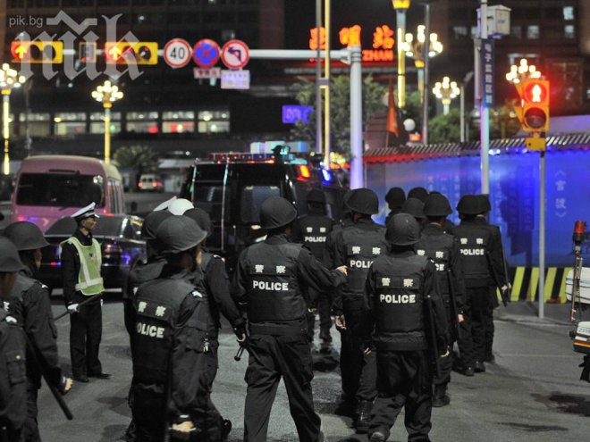 Въоръжени с ножове убиха 28 и раниха над 100 на гара в Китай