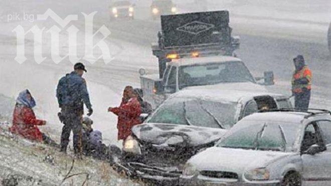 Безобразие по магистрала „Тракия”, вали обилен сняг, огромна дупка троши масово коли и пука гуми!