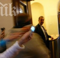 Първо в ПИК! Ужас в парламента! Огромни пеперуди летят в кулоарите, атакист гони еколог да го линчува! (снимки)