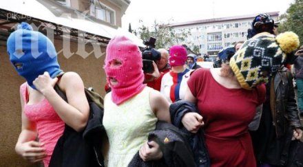 нападнаха грозно момичетата пуси райът руски макдоналдс