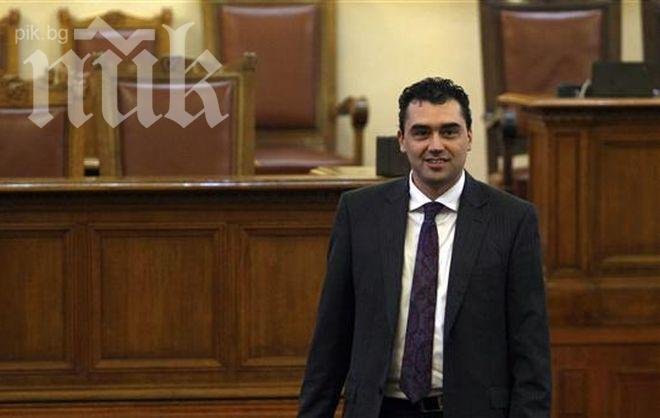 Тв оператор към депутат от ГЕРБ: Ей, бастун, сядай бе, пречиш!