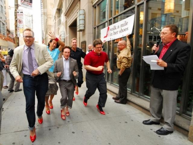 Мъже с токчета превземат София