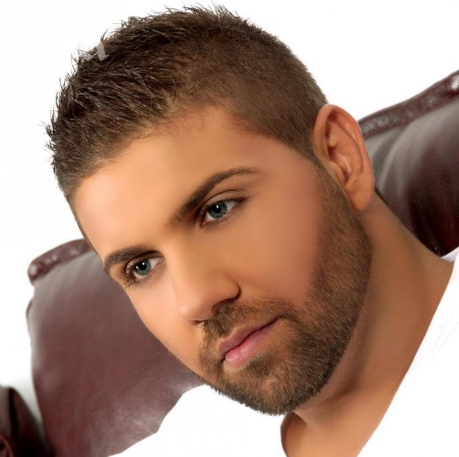 Чалга-идолът Ангел с токчета в центъра на София (снимка)