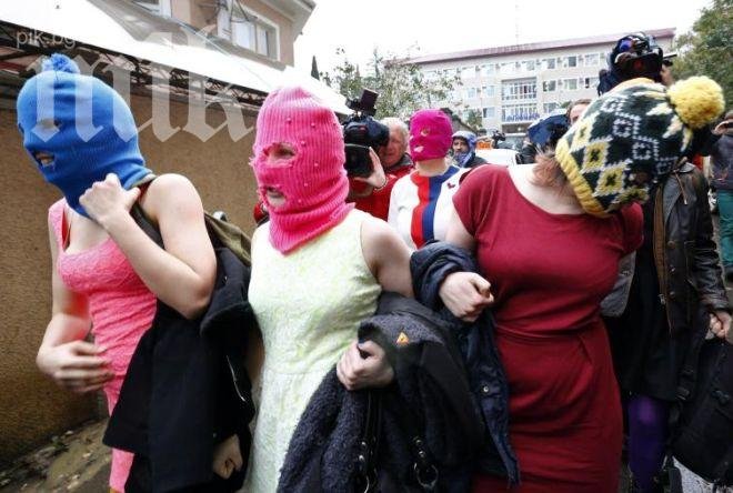 Нападнаха грозно момичетата от „Пуси Райът“ в руски „Макдоналдс“